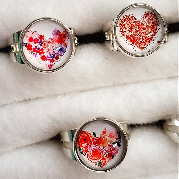 Choice of 5 floral heart ❤️ shape image 14mm glass cabachon adjustable rings. - Picture 2 of 4